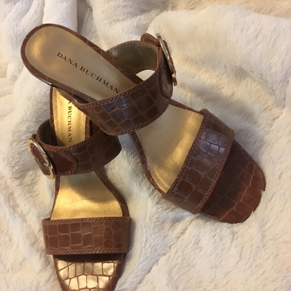 3" brown print heels w gold buckle - Picture 2 of 5